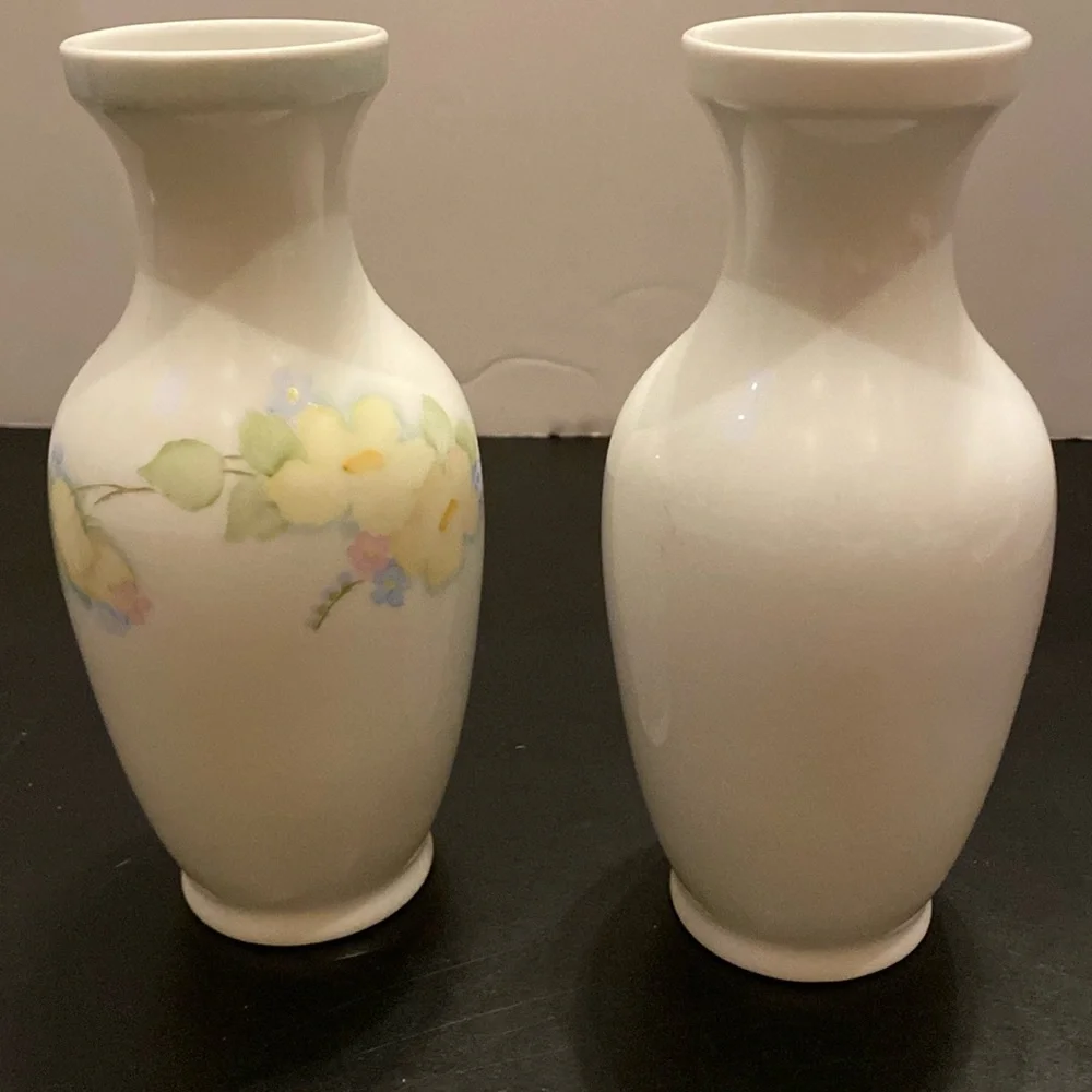 Set of 2 vintage porcelain bud flower vases 1 has flower design 1 plain white 7”